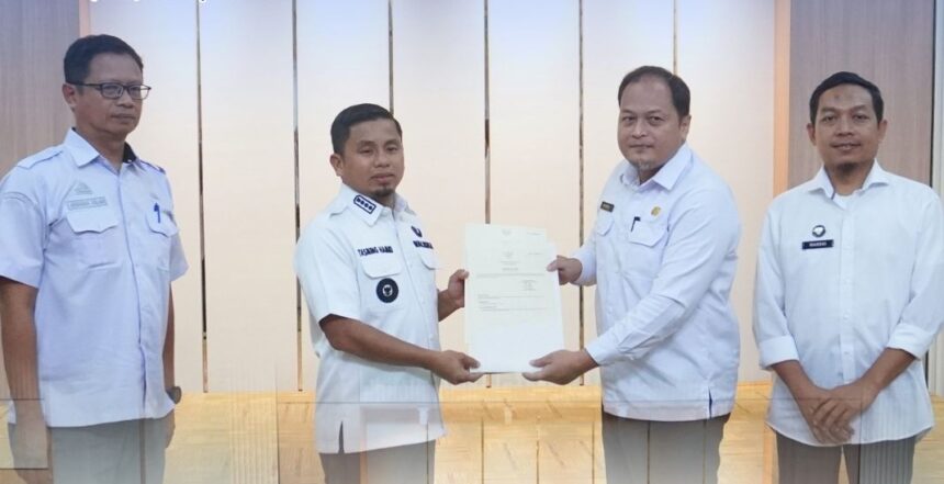 Penyerahan sertipikat aset Pemkot Parepare oleh BPN