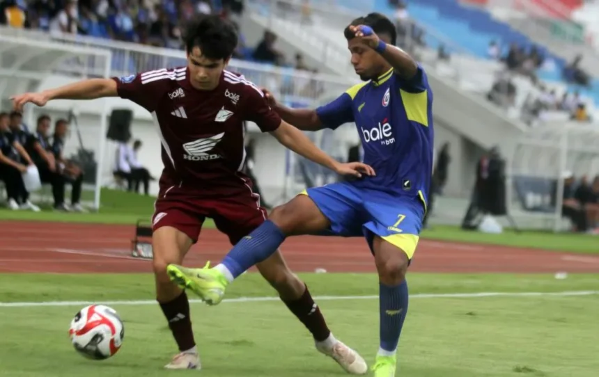 Pemain Arema FC merayakan gol ke gawang PSM Makassar di Stadion Kanjuruhan